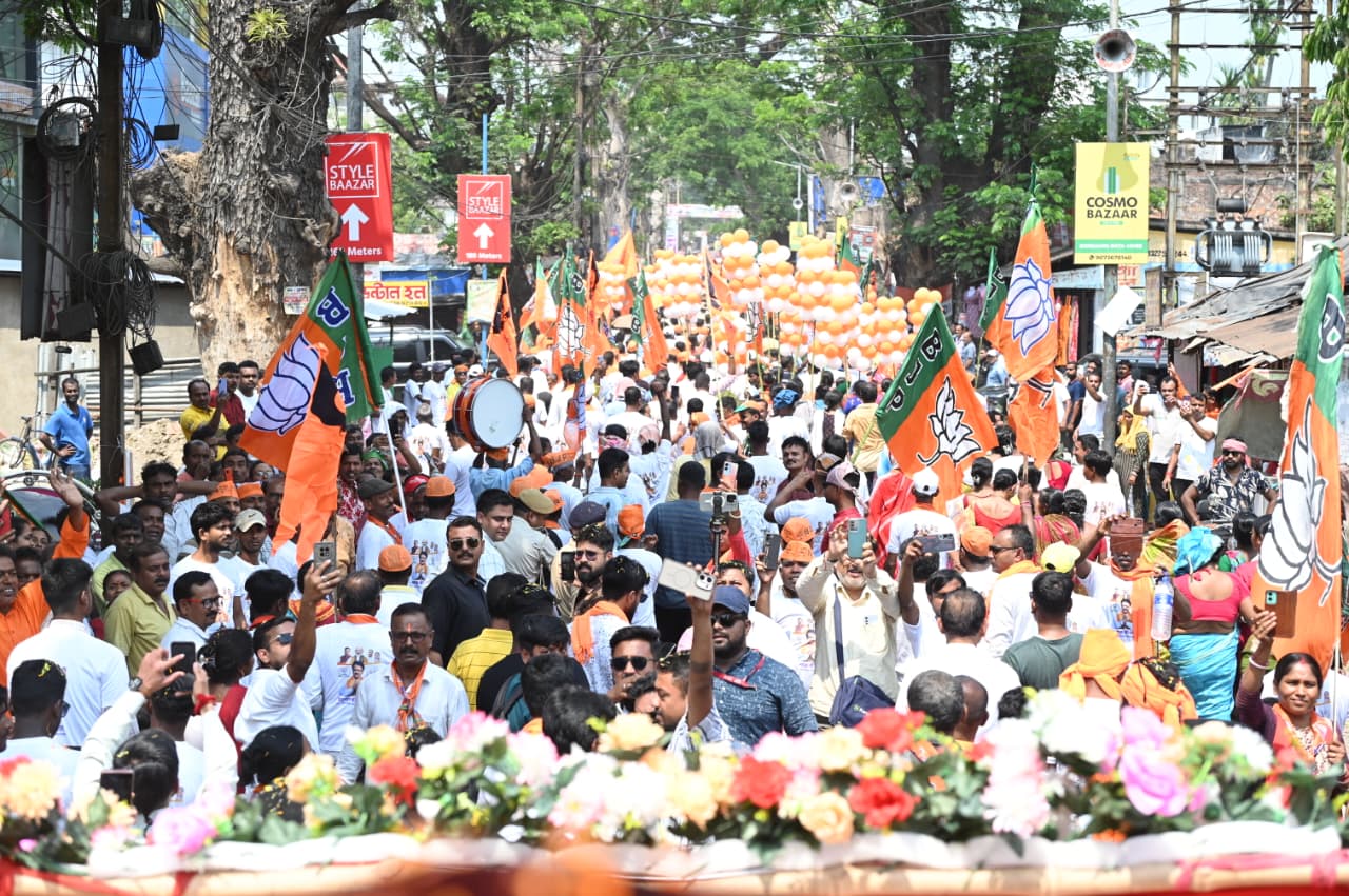 बंगाल के चुनावी रण में उत्तराखंड के ‘धाकड़’ धामी की एंट्री, बनगांव में दिखा जनसैलाब